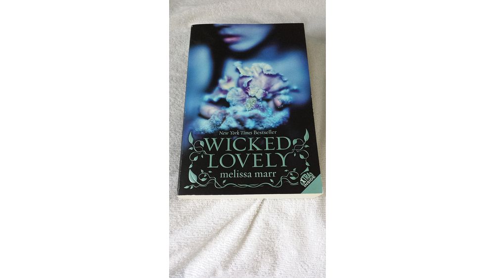 "Wicked Lovely" by Melissa Marr Book Cover